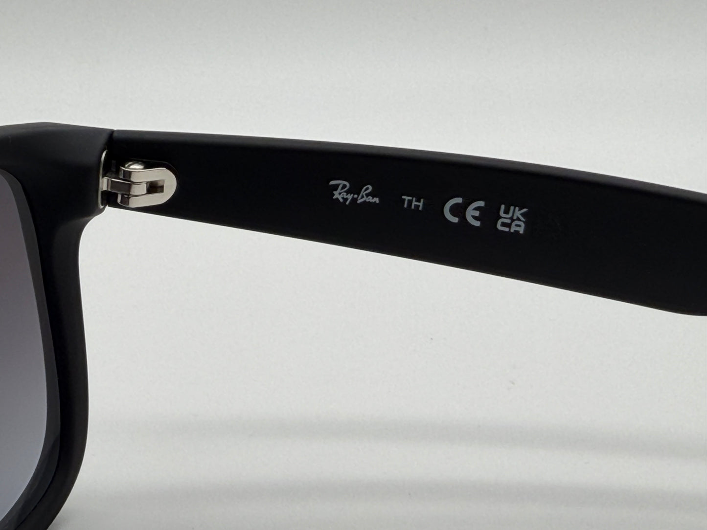 Ray-Ban Justin 54mm Rubber Black / Light Gray Gradient Dark Gray RB 4165 601 / 8G NEW