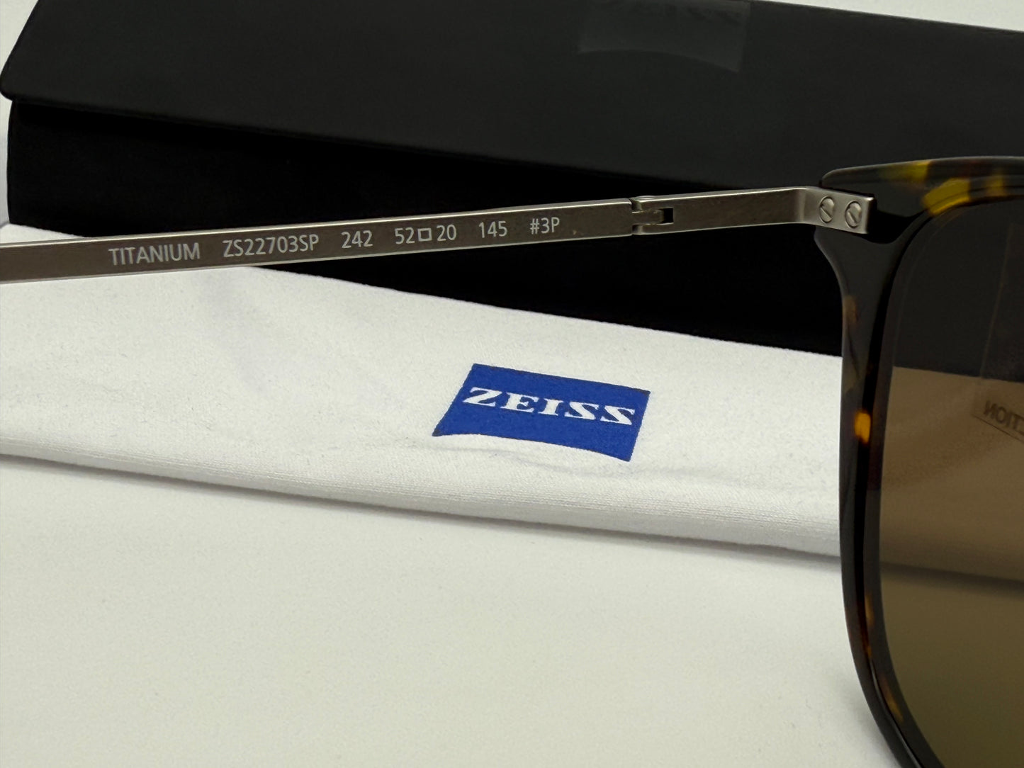 ZEISS 52mm Titanium Polarized Brown Lens / Amber Tortoise  ZS22703SP NEW