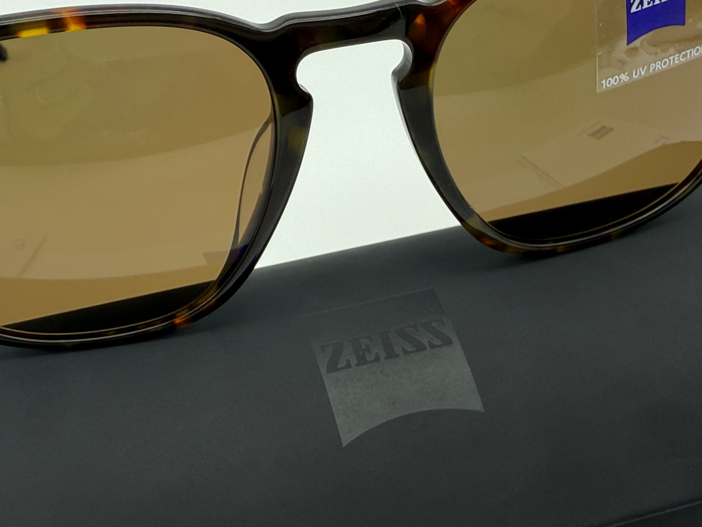 ZEISS 52mm Titanium Polarized Brown Lens / Amber Tortoise  ZS22703SP NEW