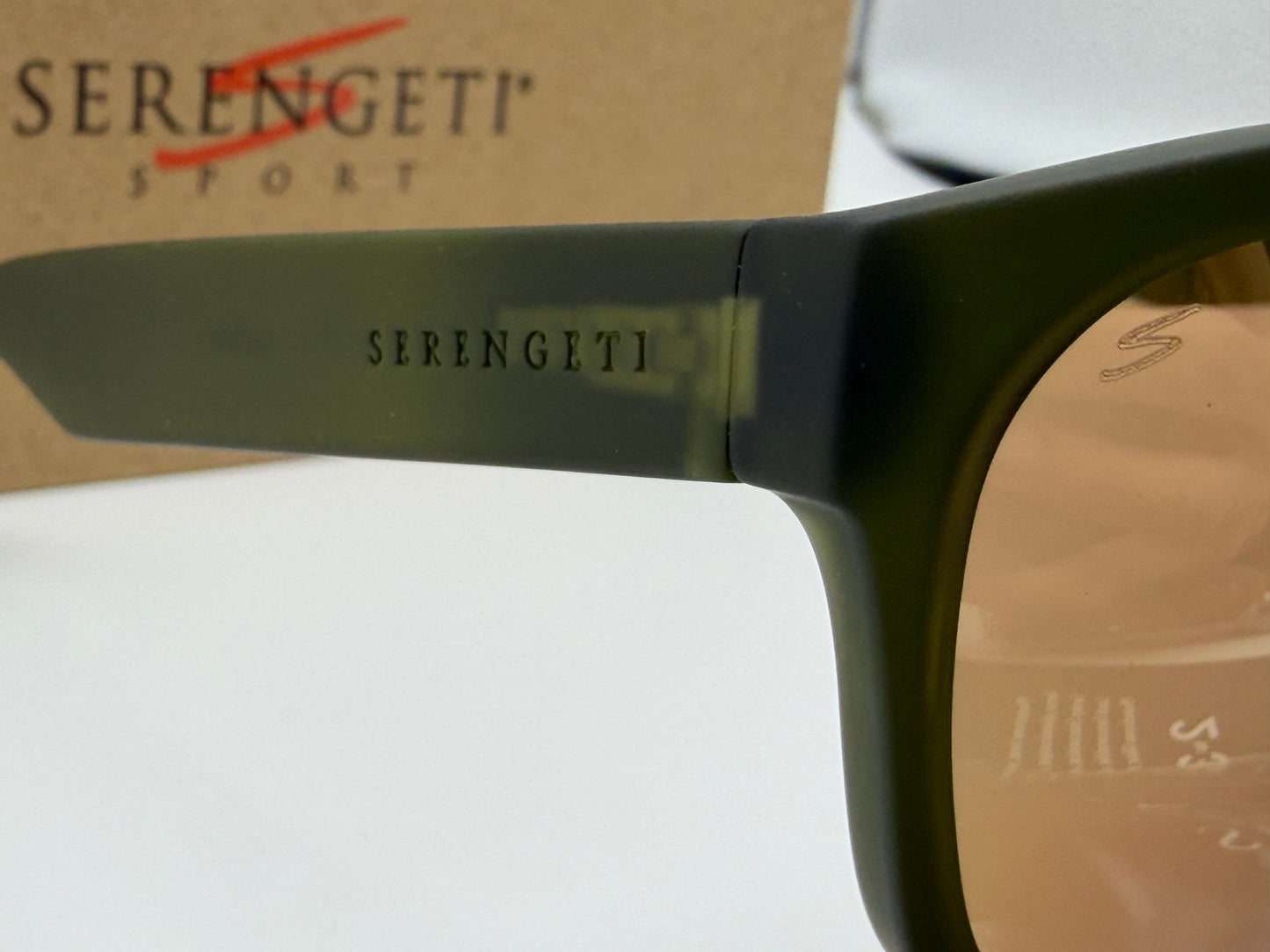 Serengeti Chandler 56mm Soft 
Rubberized Khaki/Drivers Gold Polarized Photochromic SS55702 Italy NEW