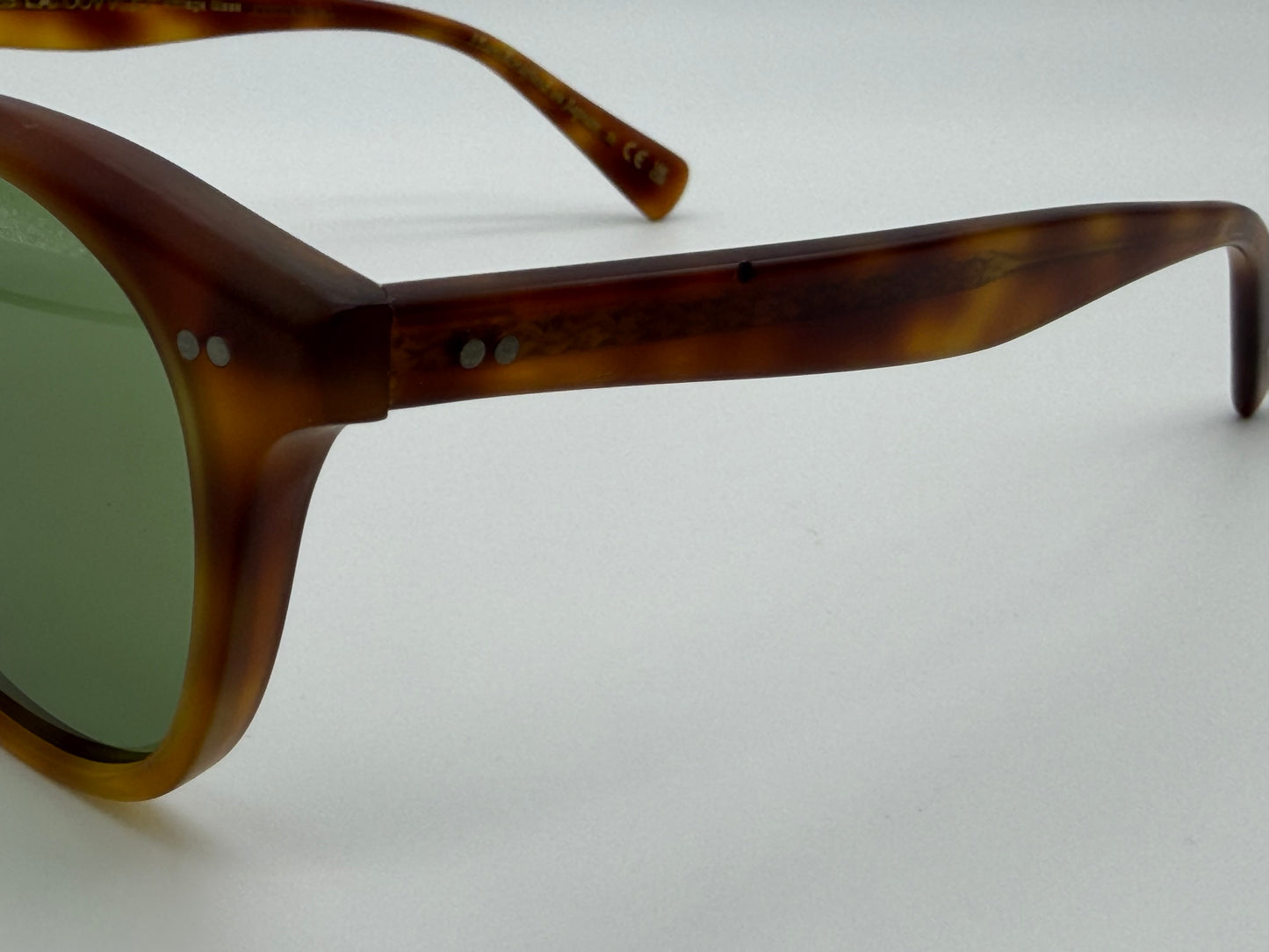 Oliver Peoples Desmon 50mm Matte Light Brown / Vibrant Green Sunglasses OV 5454 SU 14834E Italy Preowned