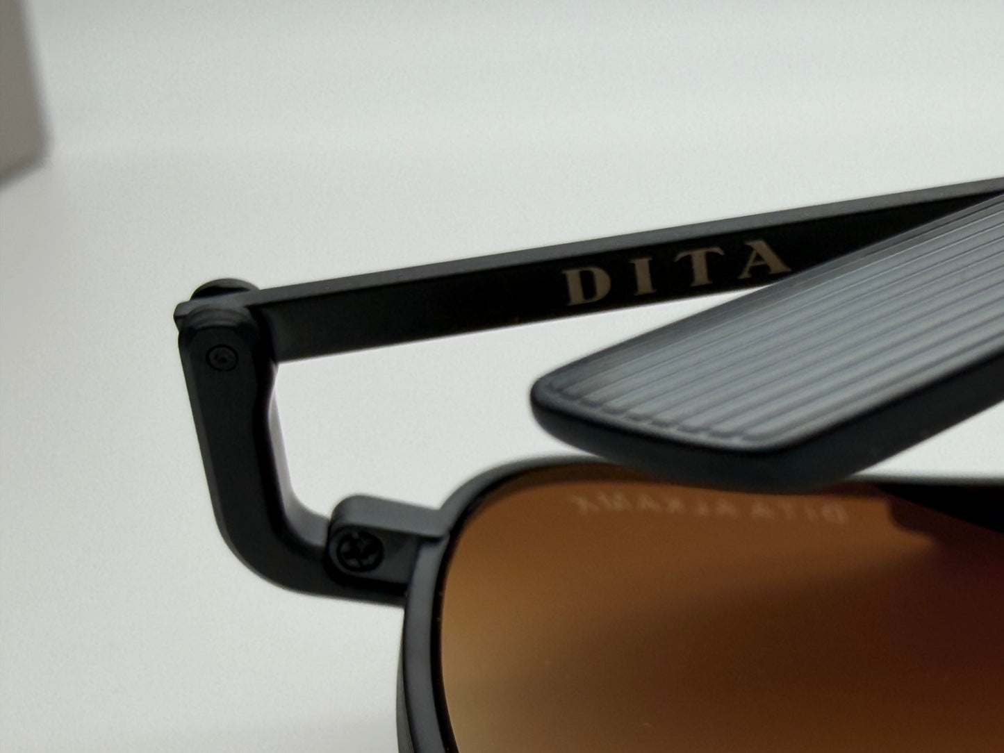 DITA ALKAMX 61mm Dark Black Iron White Gold Titanium / Brown to Clear Gradient Japan