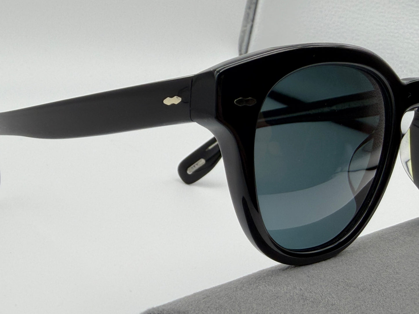 Oliver Peoples Cary Grant Sun 50mm OV 5413 Black / Blue Polarized 14923R Italy Preowned