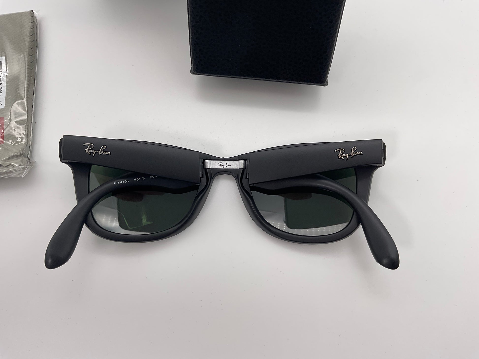 Ray-Ban Folding Wayfarer 50mm Matte Black Frame Sunglasses RB4105 Ray-Ban Folding Wayfarer 50mm Matte Black Frame Sunglasses RB4105
