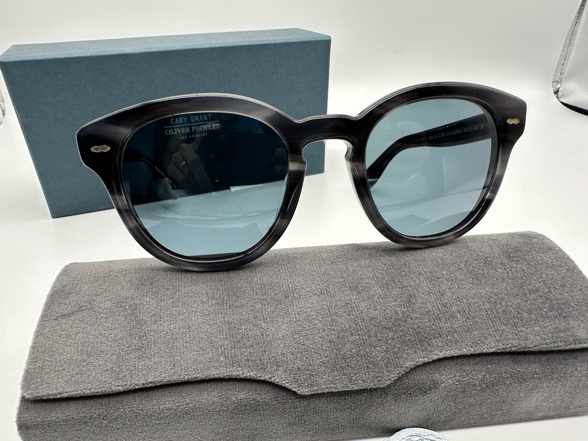 Oliver Peoples Cary Grant OV5413SU Charcoal 18K Gold Photochromic